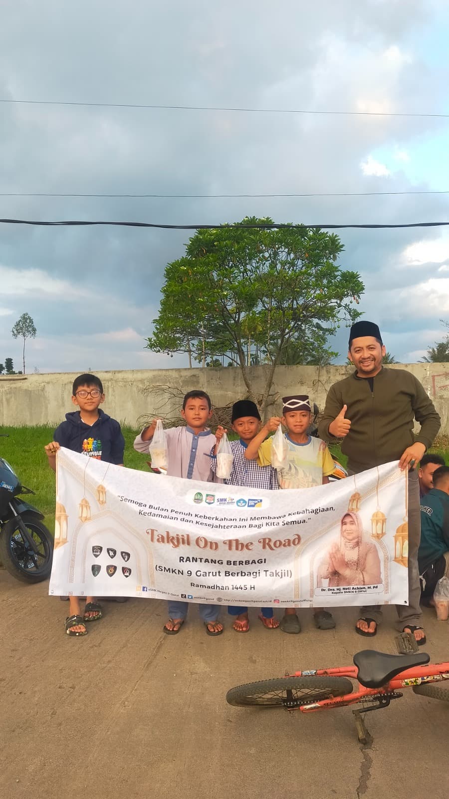 SMKN 9 Garut Berbagi Kebahagiaan Melalui Takjil On The Road