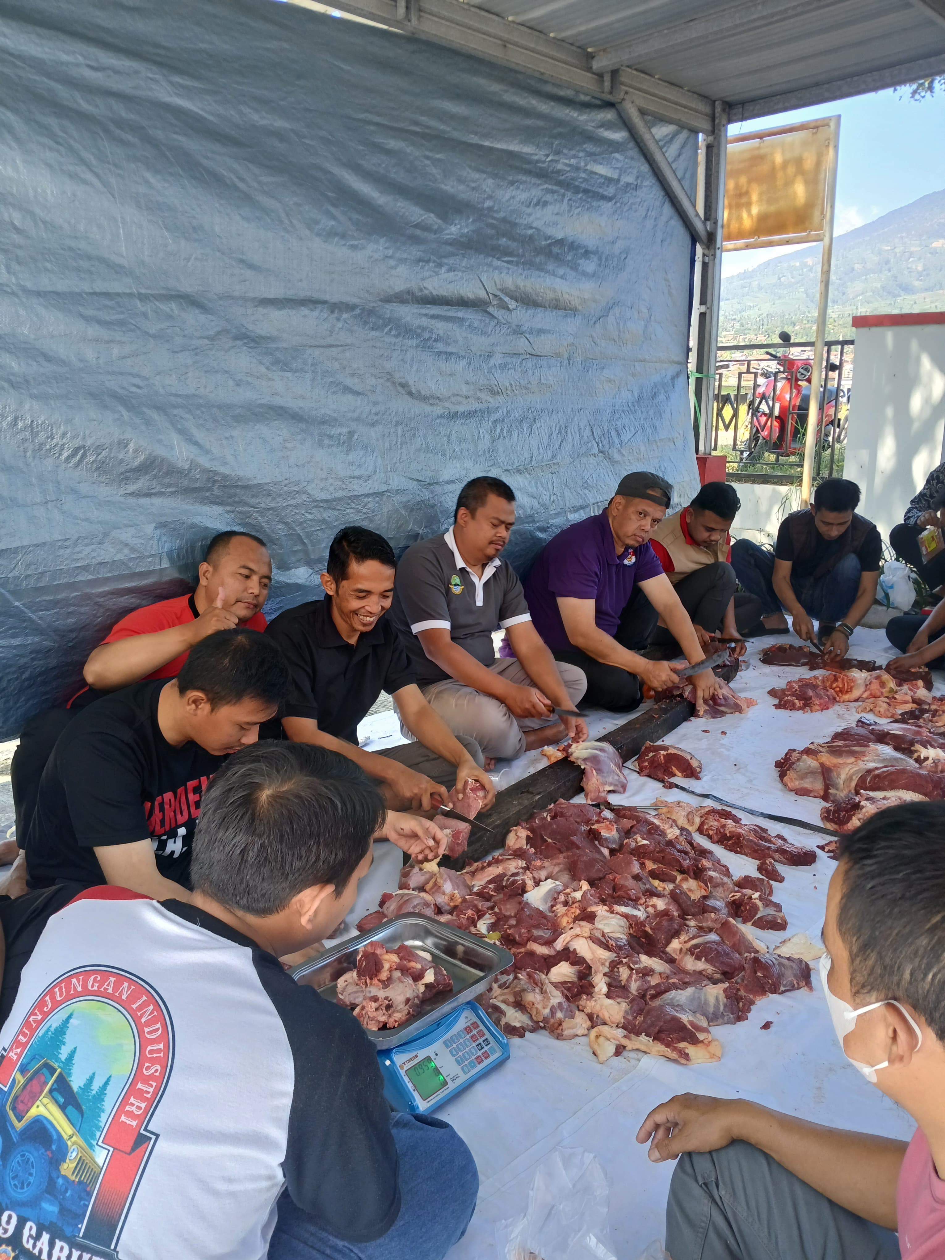 Berbagi Berkah di Hari Raya: SMKN 9 Garut Gelar Qurban Bersama Penuh Makna