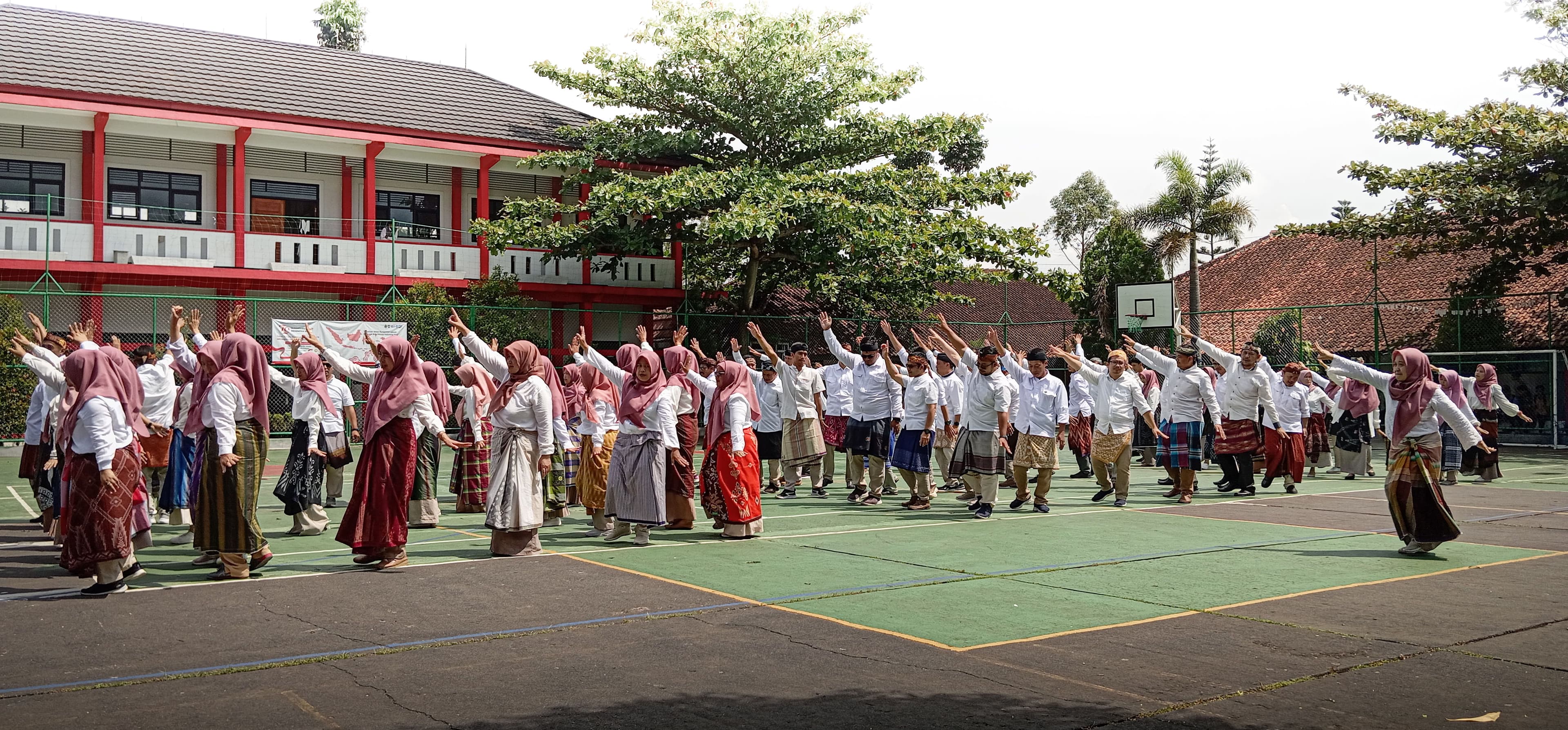 Luar Biasa! SMKN 9 Garut Ikut Serta dalam Pemecahan Rekor Dunia Pemakaian Sarung Tenun oleh ASN Terbanyak