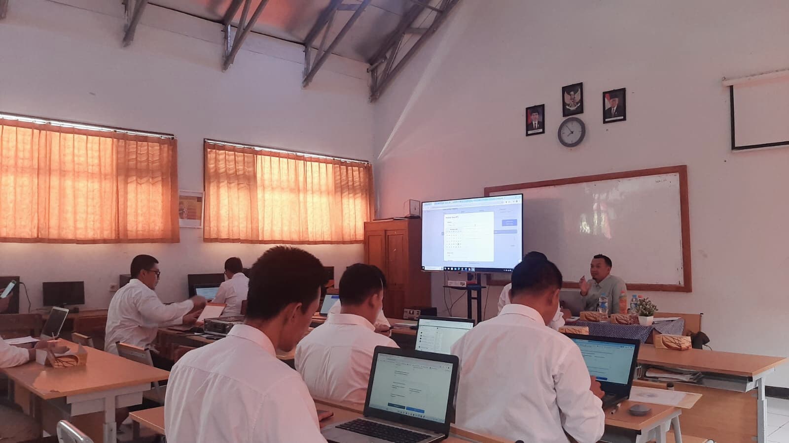 8 Guru SMKN 9 Garut Alumni UpReSkilling melaksanakan Pendampingan RTL dan EDP bersama BBPPMPV BMTI Kemdikdasmen