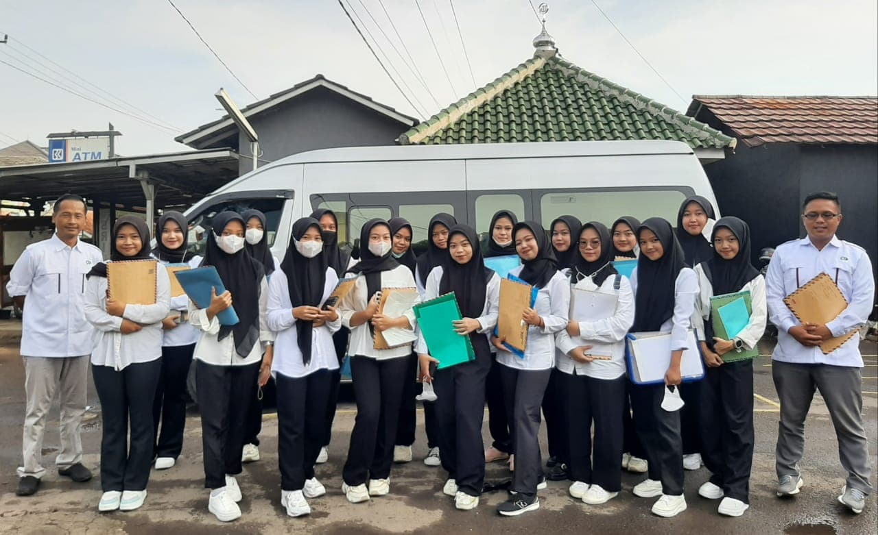 Pengantaran Karyawan Baru PT Leetex GI oleh BKK SMKN 9 Garut:
Perjalanan Menuju Dunia Kerja yang Lebih Cerah
