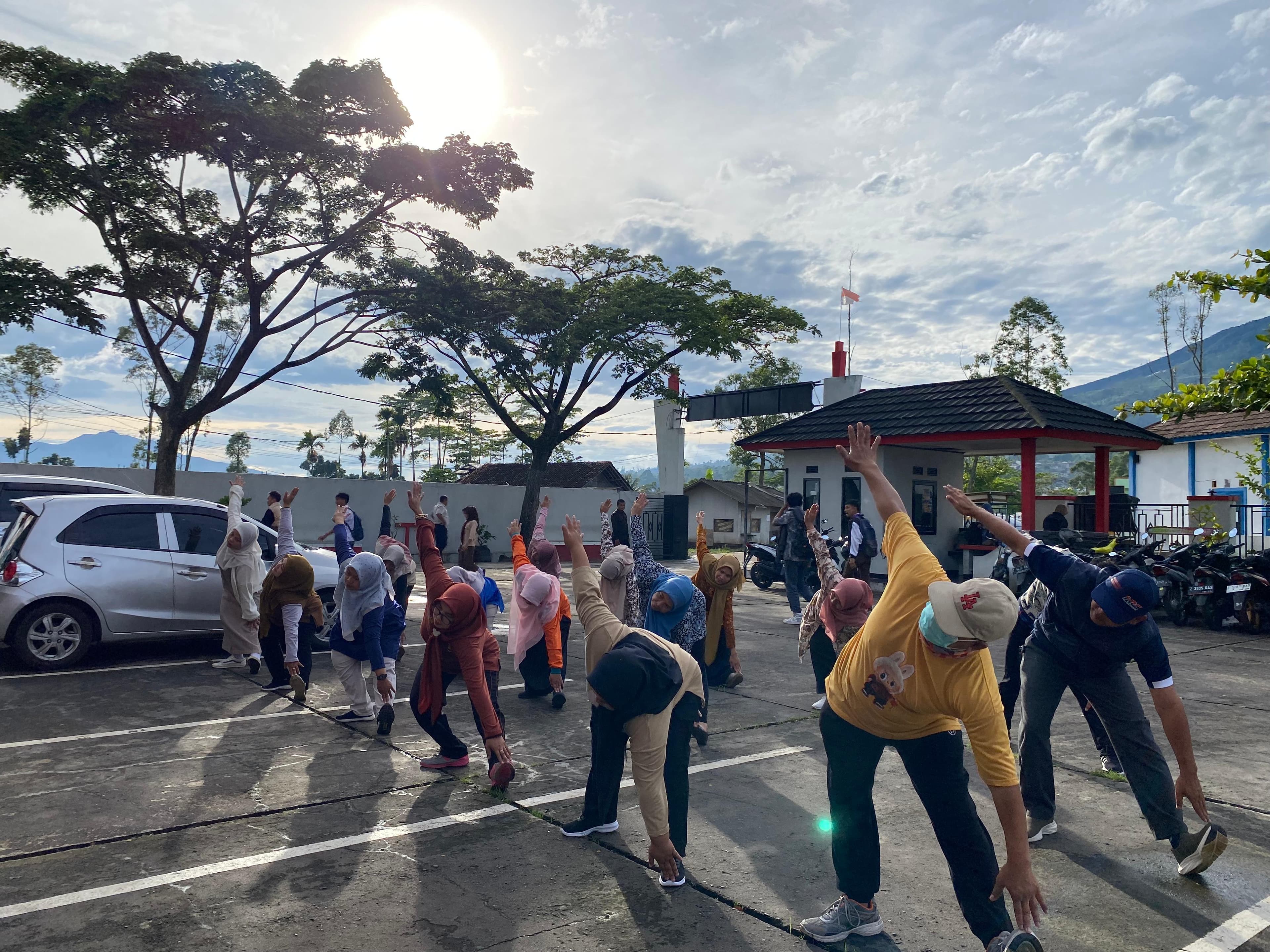 Semangat Sehat: Senam Pagi Bersama Guru dan Tenaga Kependidikan SMKN 9 Garut