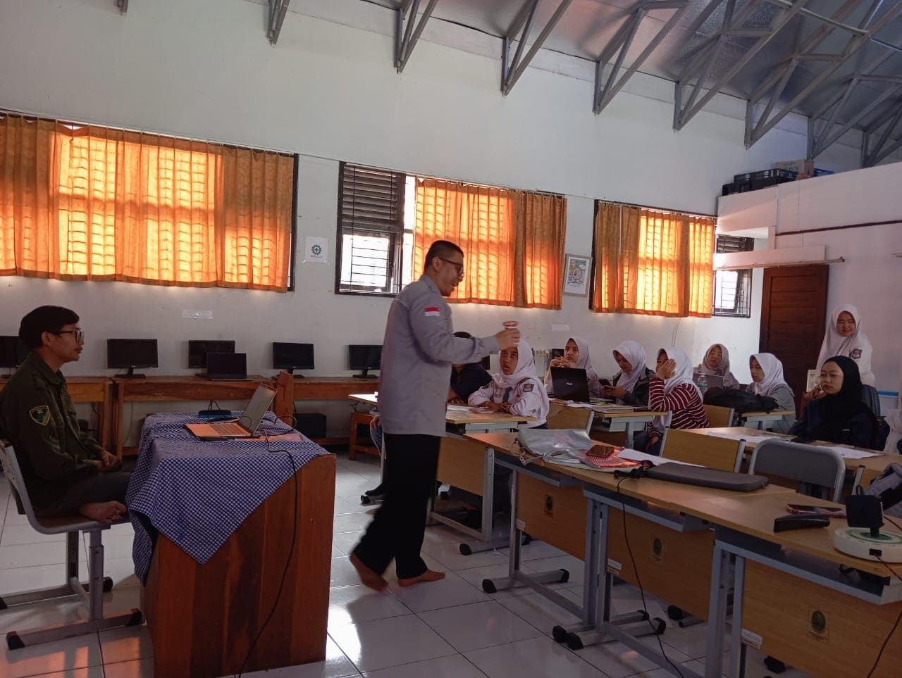 Bimbingan Intensif Penyusunan Laporan PKL di SMKN 9 Garut: Persiapan Siswa Menuju Sidang Laporan Praktik Kerja Lapangan (PKL)