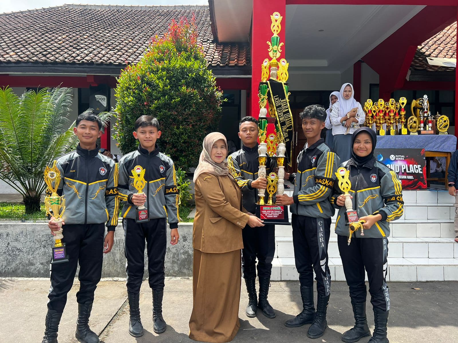 Tim Paskibra Cakra Baskara SMKN 9 Garut Raih Prestasi Gemilang di LKBB Gebyar Pagar IV 2024