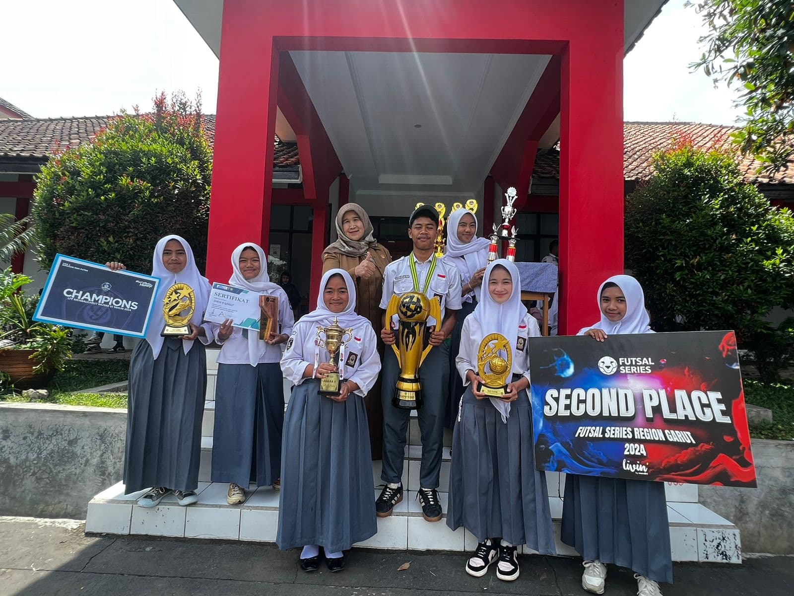 Tim Futsal Putri SMKN 9 Garut Raih Juara 2 di Turnamen Putih Abu Cup 4