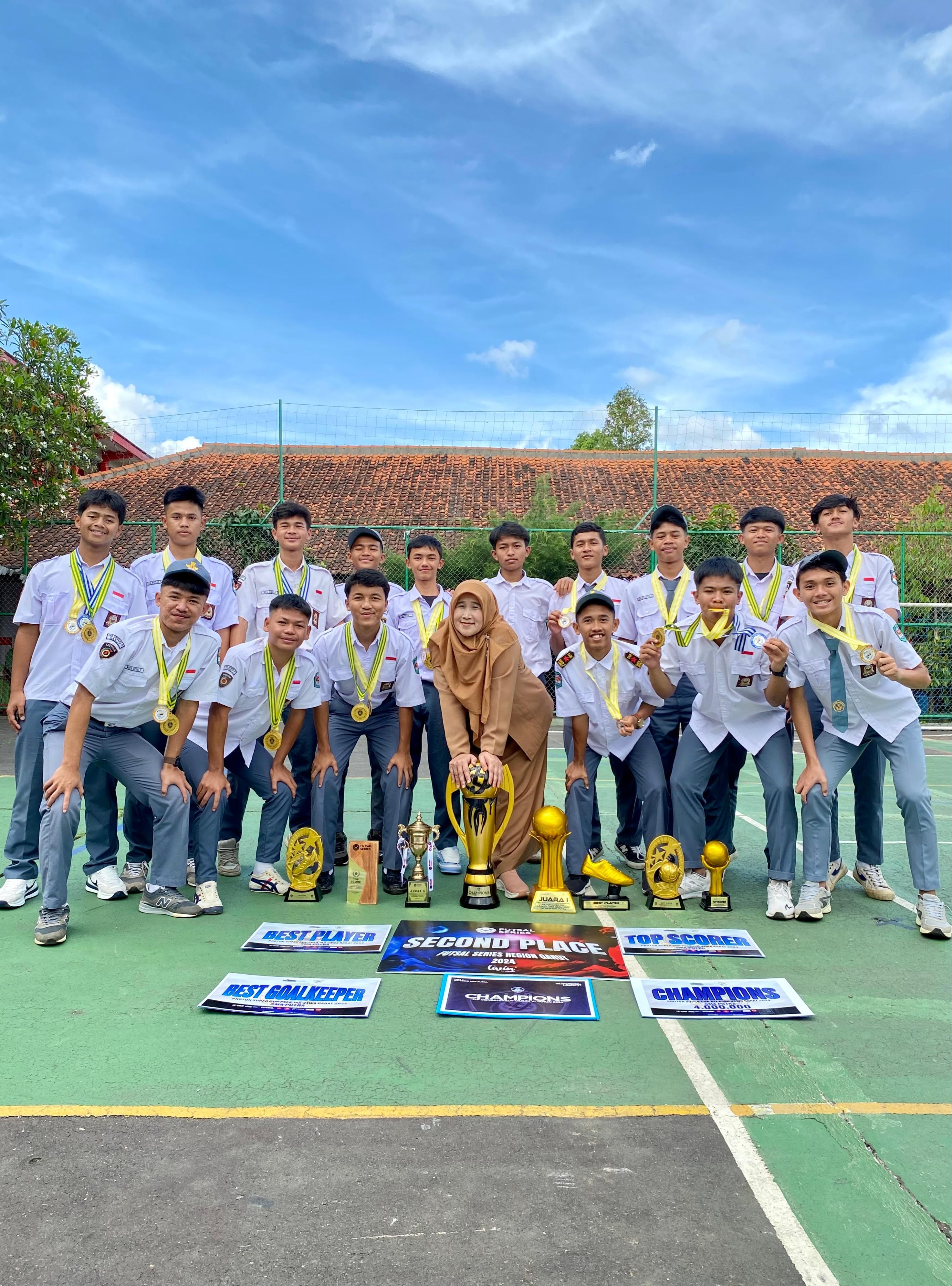 Tim Futsal SMKN 9 Garut Serahkan Piala Proton Super Cup 2024 ke Sekolah
