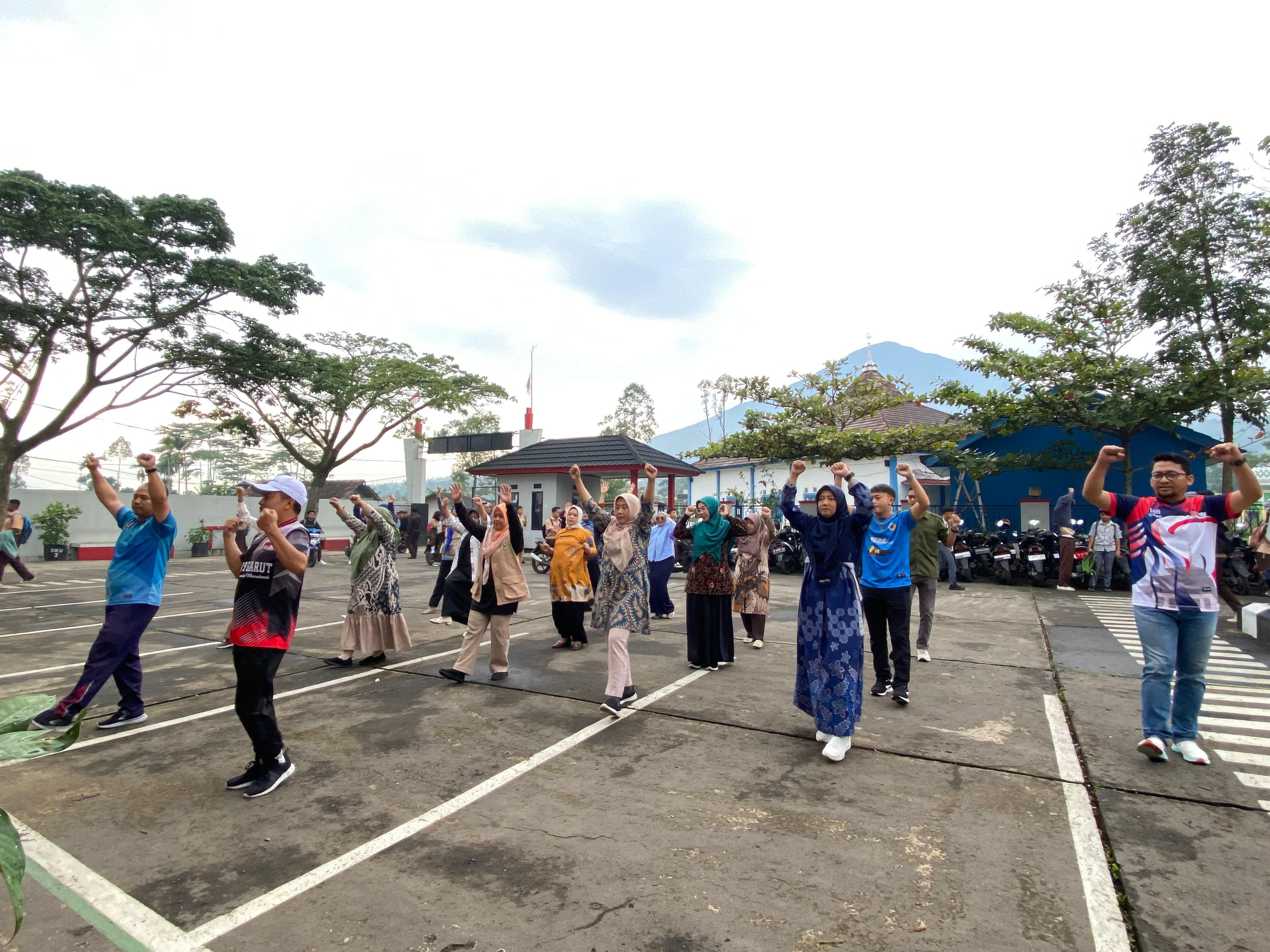 Guru dan Tenaga Kependidikan SMKN 9 Garut Semangat Melaksanakan Senam Pagi “Anak Indonesia Hebat”