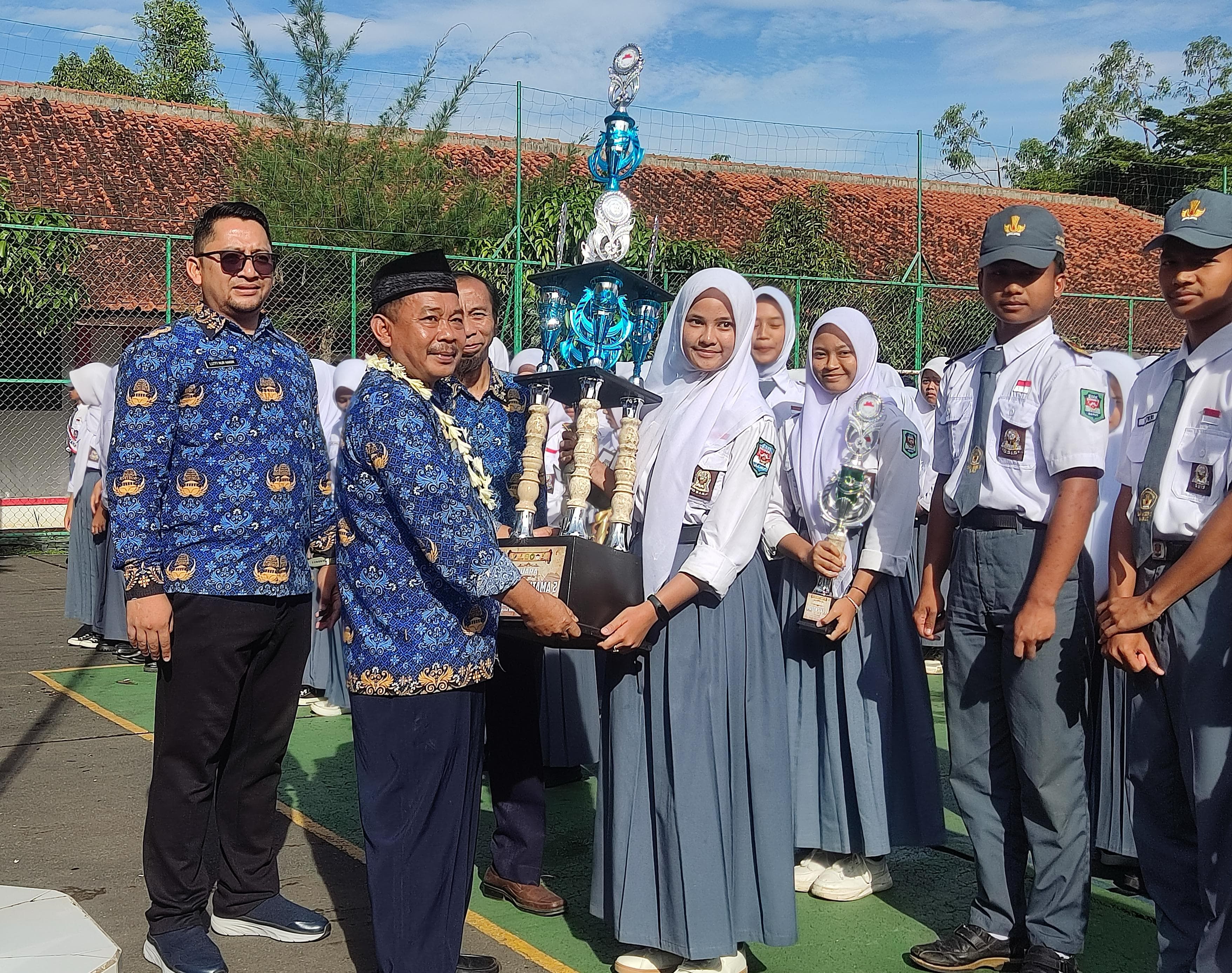 Borong Tiga Piala, Tim Paskibra SMKN 9 Garut Raih Prestasi di LKBB PAGAR 5
