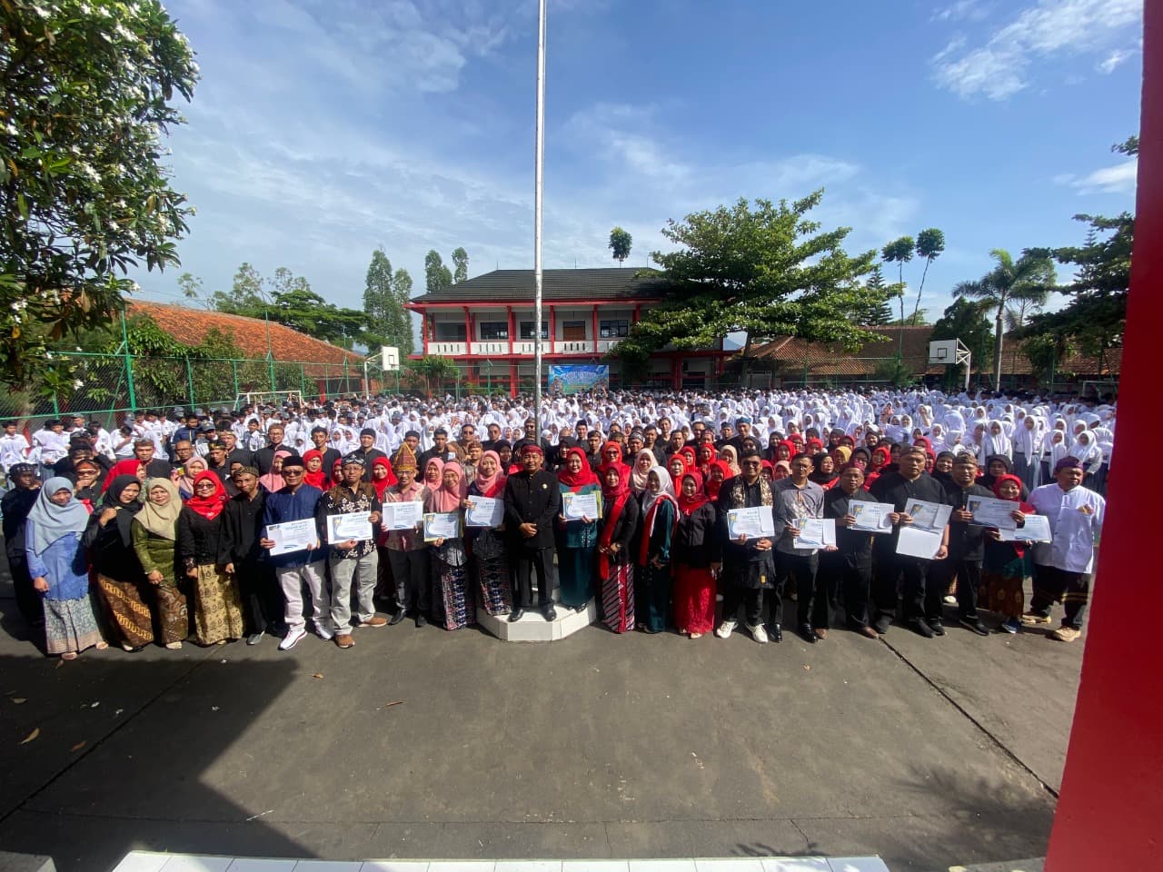 Peringatan HGN 2025 di SMKN 9 Garut: Dari Upacara Khidmat hingga Lomba Penuh Canda.