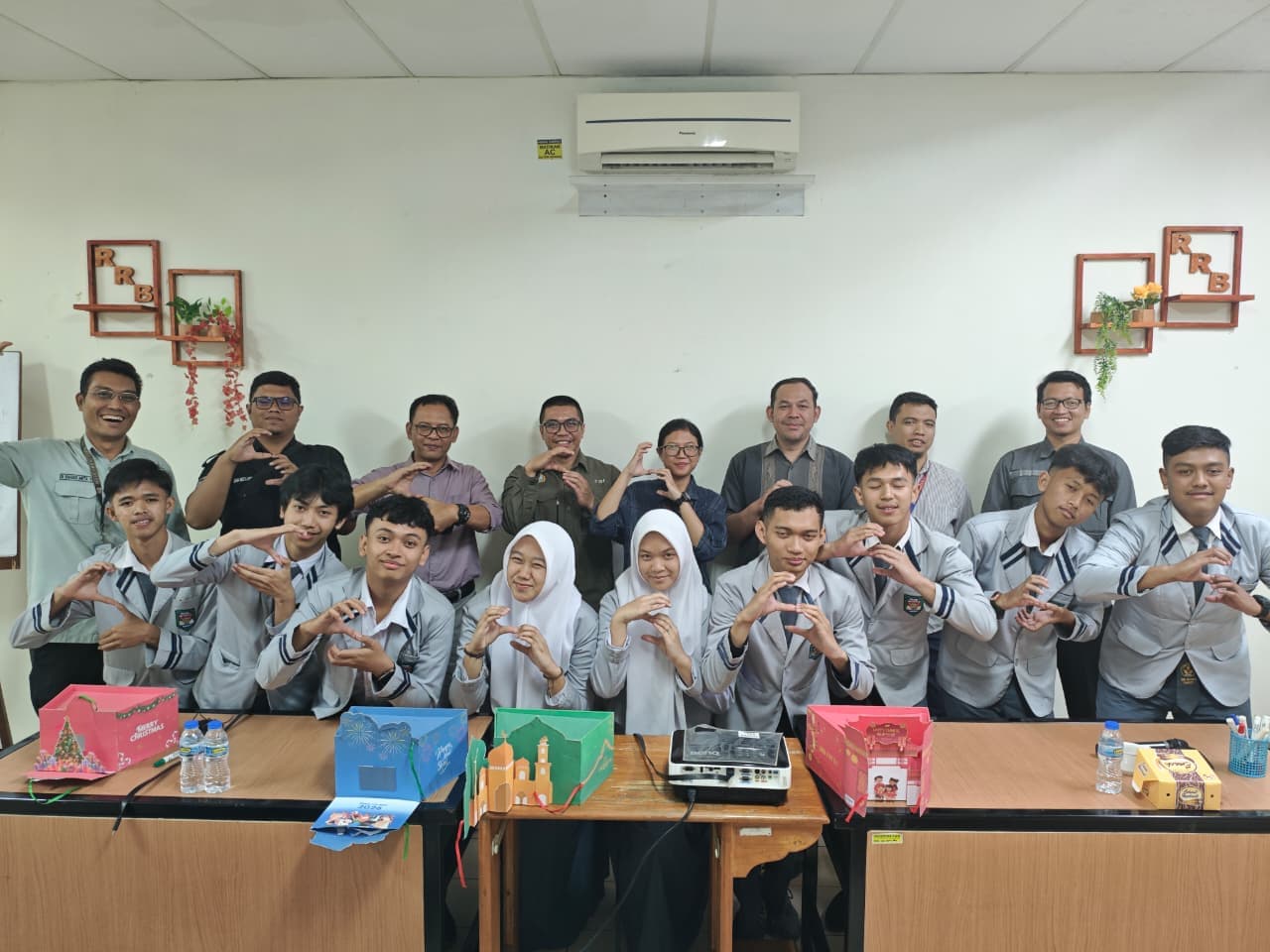 9 Siswa SMKN 9 Garut Tampil Memukau Presentasikan Proyek Akhir PKL di Gramedia Printing Bandung